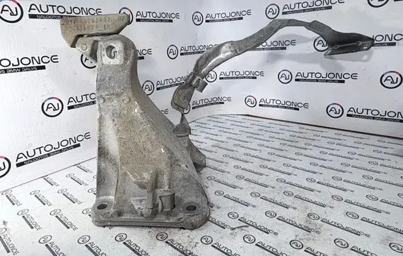 BMW 3 E90 E91 Engine mounting bracket 138074