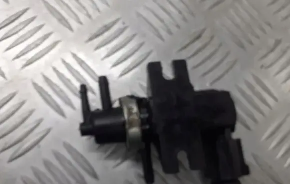 Volkswagen PASSAT B5 Valve vacuum 1J0906627