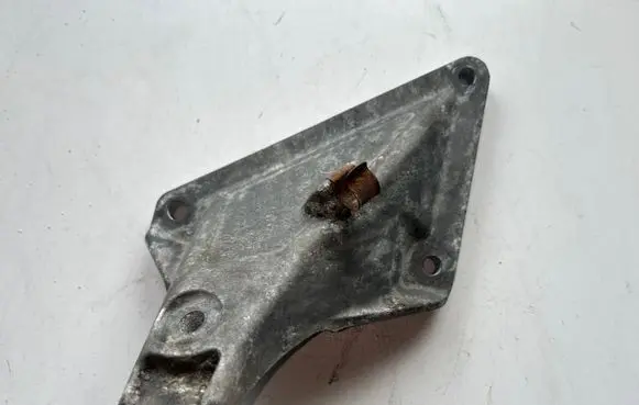 BMW 7 E65 E66 Engine mounting bracket 13807410