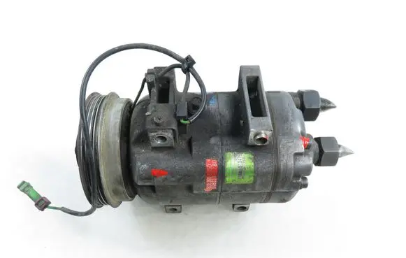 Volkswagen PASSAT B5 Air conditioning (A/C) compressor (pump) 8D0260805D