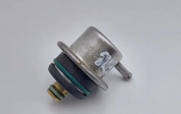 Volkswagen New Beetle Fuel pressure regulator 037133035C 0280160557