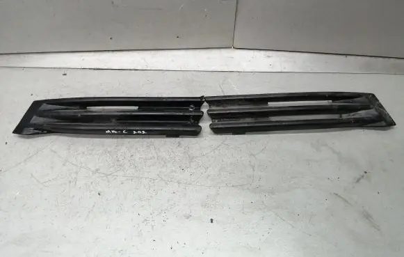 Mercedes-Benz C W202 Front bumper lower grill 2028850226 2028850126