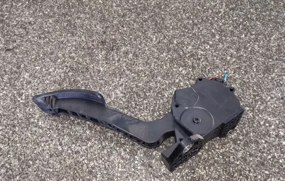 Subaru Forester SH Accelerator throttle pedal 1988007120