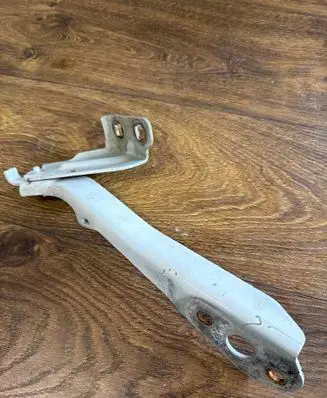 Engine bonnet/hood hinges