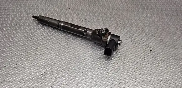 Audi A8 S8 D3 4E Fuel injector 0445110158 057130277M