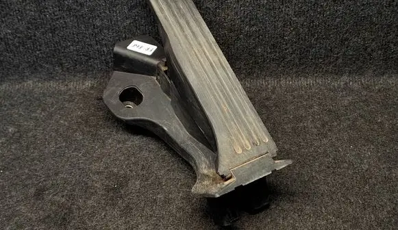 Volkswagen Tiguan Accelerator throttle pedal 1K1721503S