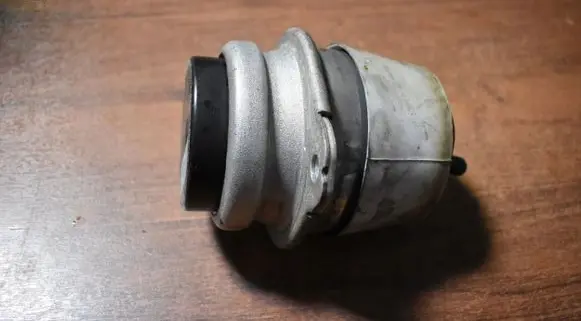 Porsche Panamera (970) Engine mount vacuum valve 97037505700