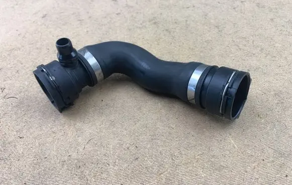 Engine coolant pipe/hose