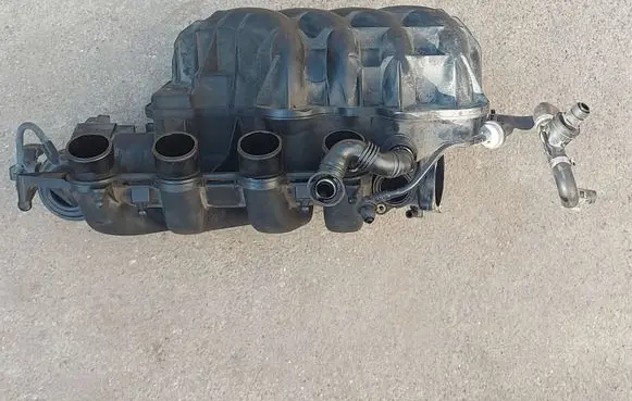 Volkswagen PASSAT B6 Intake manifold 06F133210M