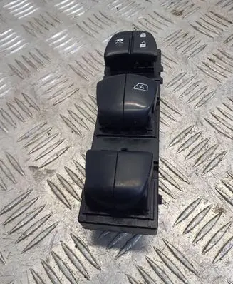 Nissan Qashqai Electric window control switch