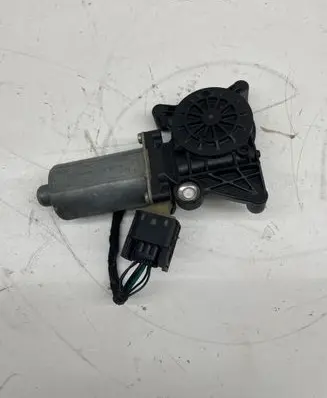 Mercedes-Benz E W210 Front door window regulator motor 0130821708
