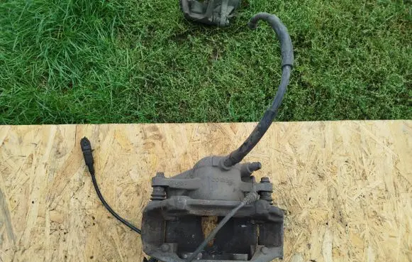 Mercedes-Benz E W211 Front brake caliper Z06028295