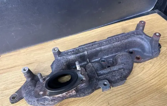 Volvo V70 Exhaust manifold 9207688