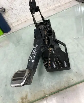 Opel Astra L Clutch pedal 