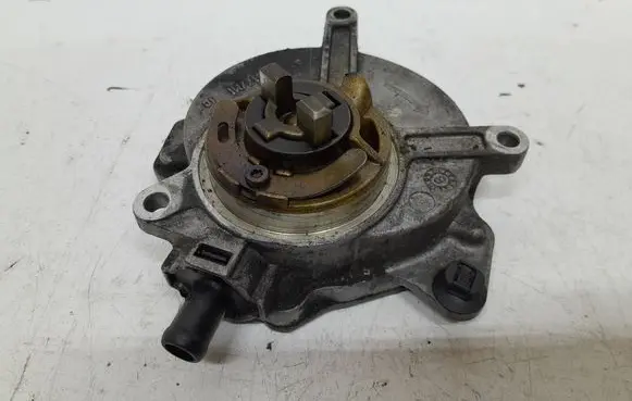 Audi A4 S4 B7 8E 8H Vacuum pump 06D145100