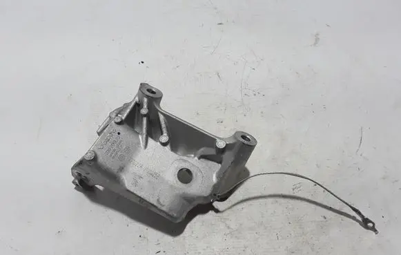 Volvo XC60 Engine mounting bracket 31670033