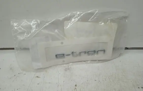 Audi e-tron Manufacturers badge/model letters 8V4853601