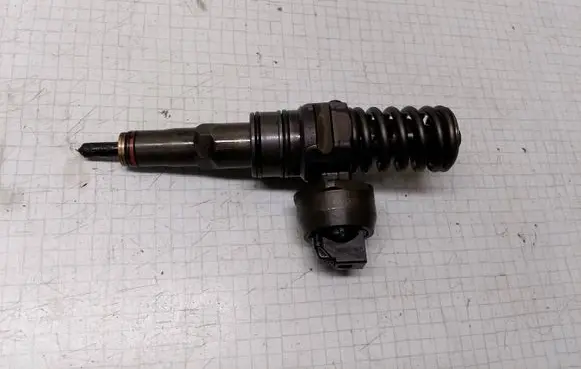Volkswagen PASSAT B6 Fuel injector 038130073AG 014720215