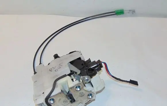 Mitsubishi Outlander Front door lock 5715A681