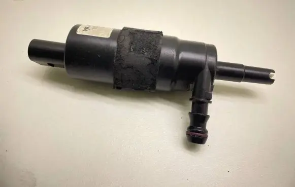 Volkswagen Touran II Headlight washer pump 3B7955681 001016