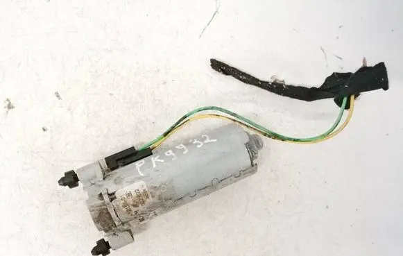 Mercedes-Benz CLS C219 Seat adjustment motor 0130002622