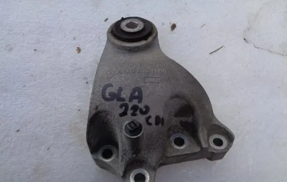 Mercedes-Benz GLA W156 Engine mounting bracket A2462401109