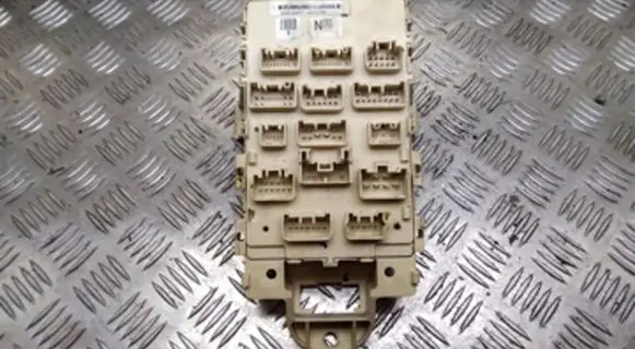 Toyota Yaris Fuse box set 827300D020A 186923101202