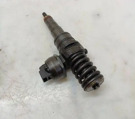Volkswagen Touran I Fuel injector 038130073BN