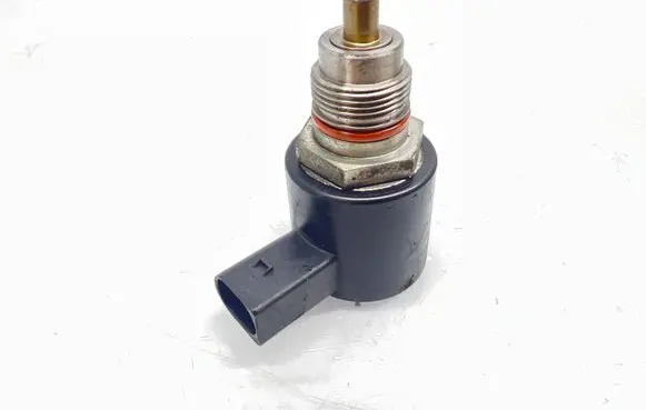 Mercedes-Benz C W204 Fuel pressure regulator 9307Z515A