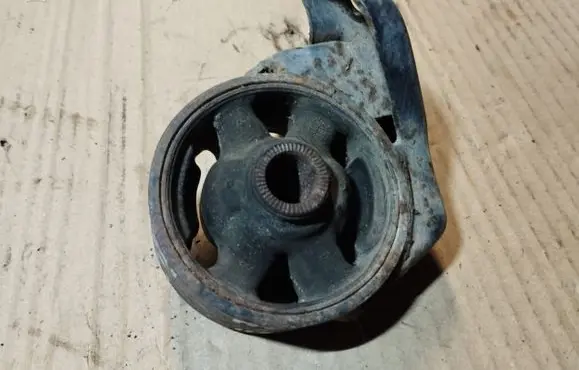 Hyundai Coupe Engine mount bracket