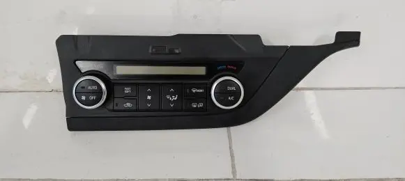 Toyota Auris E180 Climate control unit 5590002360 5425044A