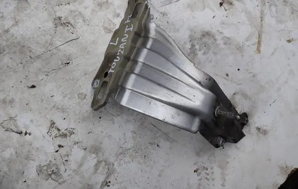 Volkswagen Touran I Fender mounting bracket 1T0821135B