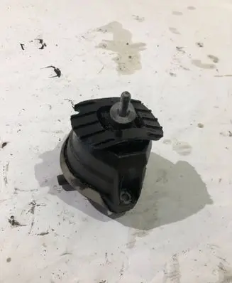 BMW 5 E60 E61 Engine mount bracket 6769874