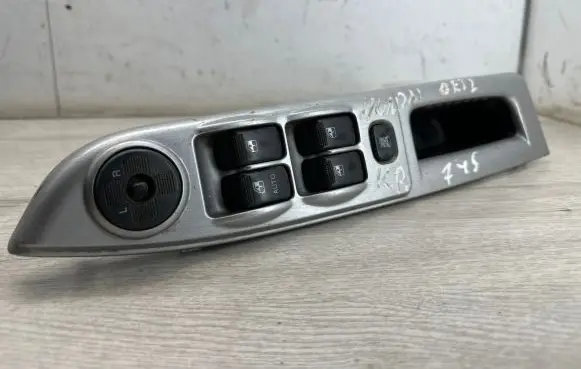 Hyundai Getz Electric window control switch 935701C110