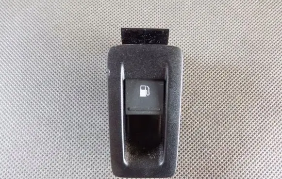 Volkswagen Touran II Fuel tank opening switch 