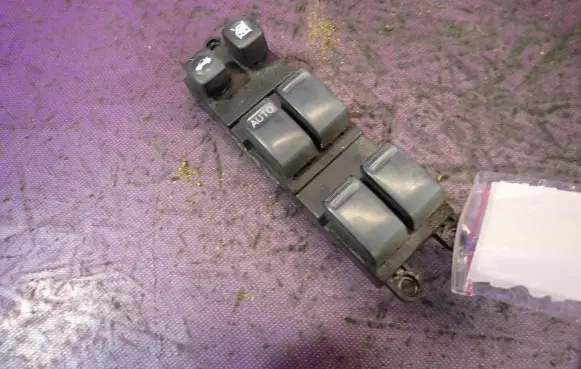 Nissan Primera Quarter vent window switch 25401AV640