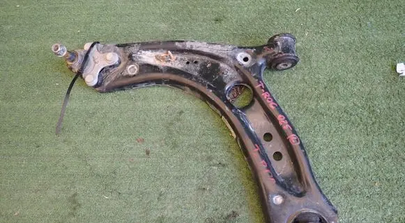 Volkswagen T-Roc Front lower control arm/wishbone 