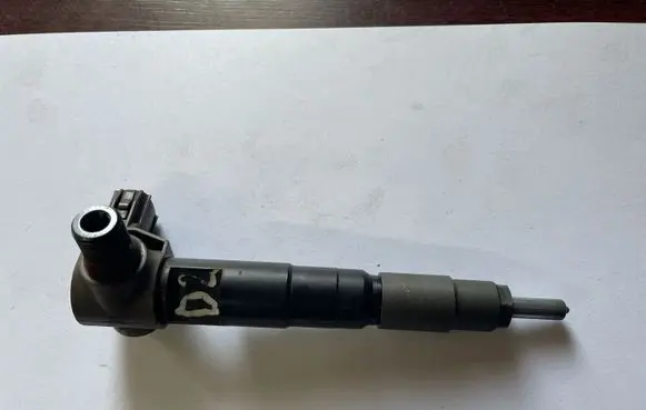 Subaru Legacy Fuel injector 16613