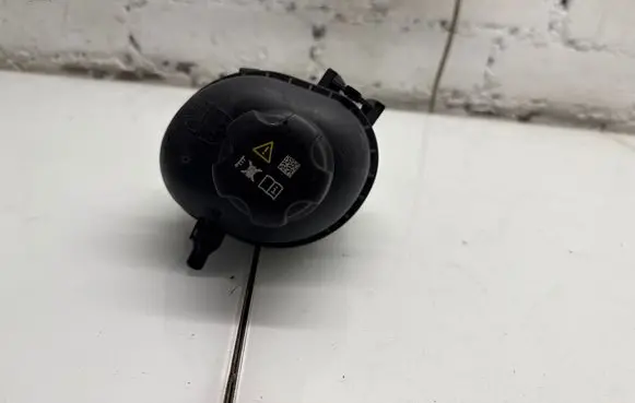 BMW X7 G07 Brake fluid reservoir 8610661