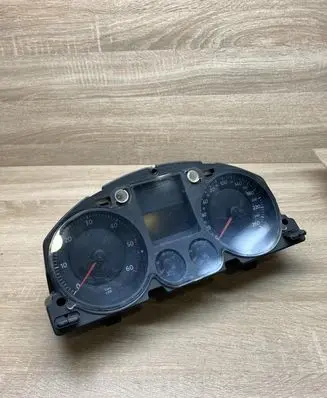 Volkswagen PASSAT B6 Speedometer (instrument cluster) 3C0920852S V0002000