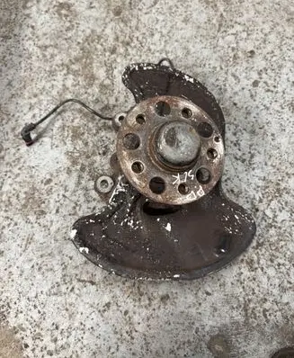 Mercedes-Benz SLK R172 Front wheel hub A2043320201