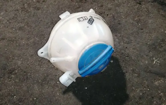 Volkswagen Polo V 6R Coolant expansion tank/reservoir 6Q0121407B