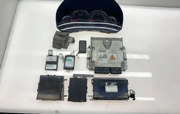 Subaru Legacy Engine ECU kit and lock set 22611AN040