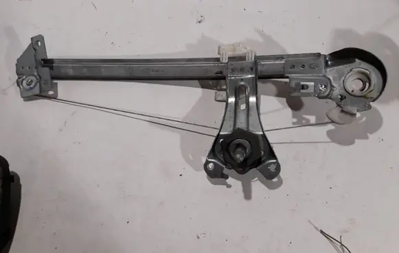 Rear door manual window regulator