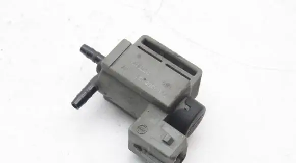 Land Rover Range Rover L322 Engine mount vacuum valve 70035801