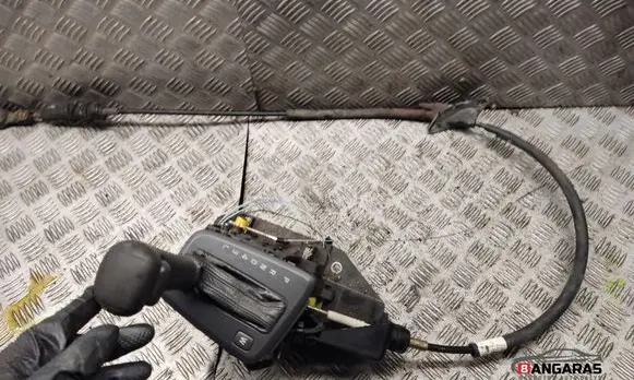 Volvo V70 Gear shifter/selector P08636189