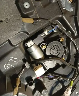 Mazda 3 I Rear door window regulator motor 
