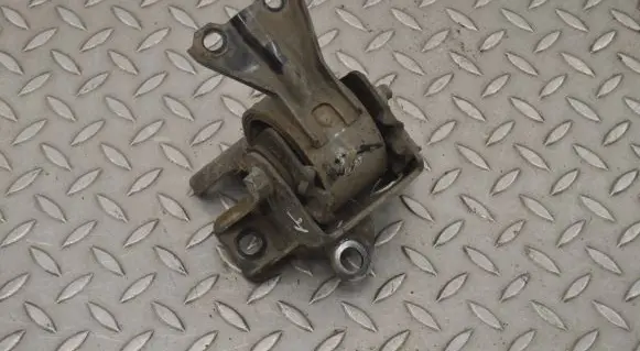 Mitsubishi Outlander Engine mount bracket