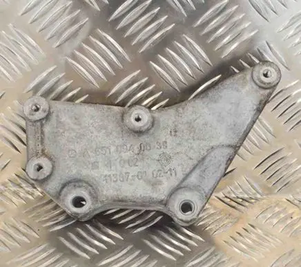 Engine mounting bracket