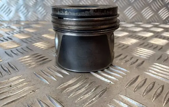 Volkswagen PASSAT B6 Piston 7901J